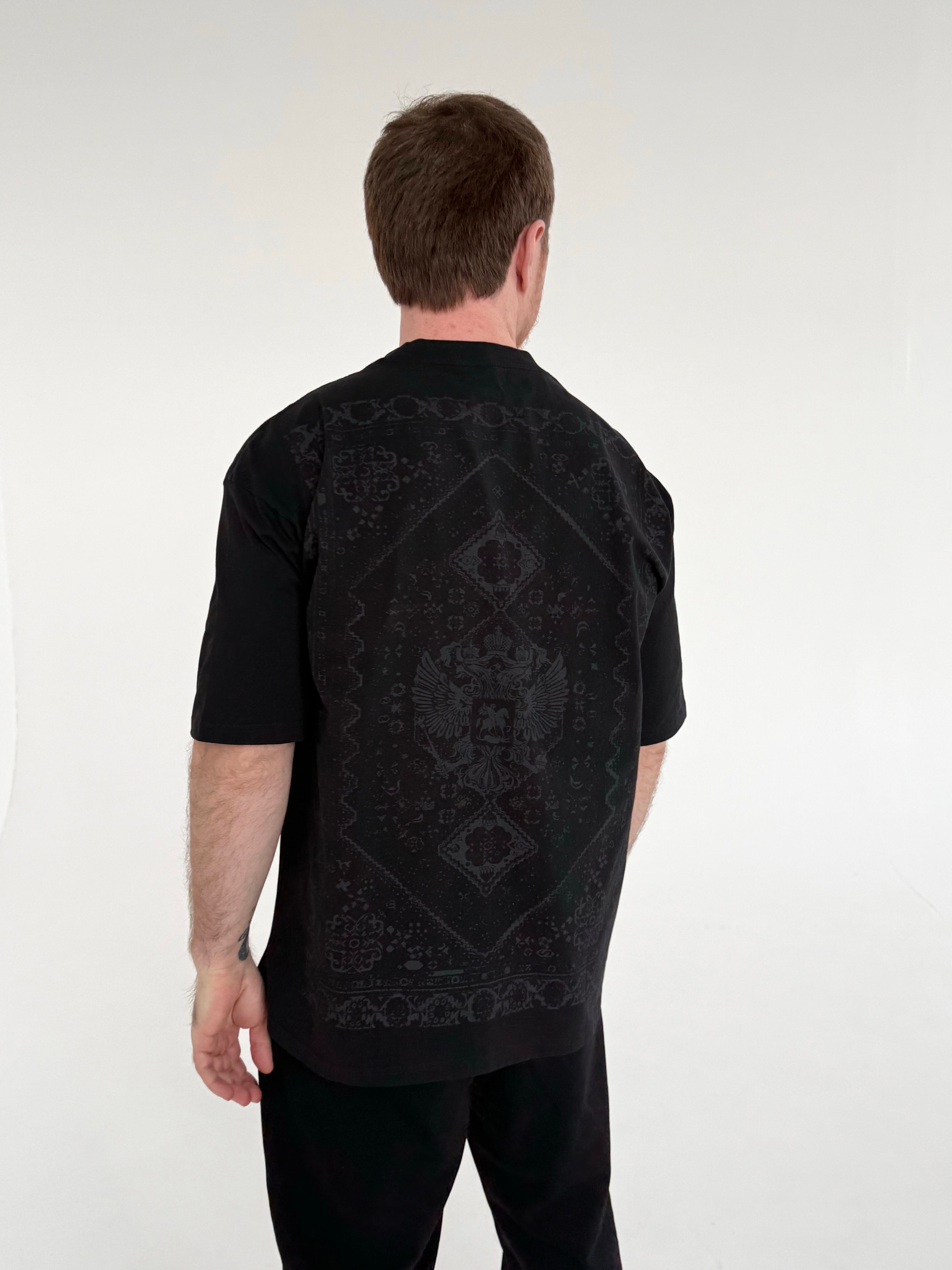 Футболка-ковер в черном цвете