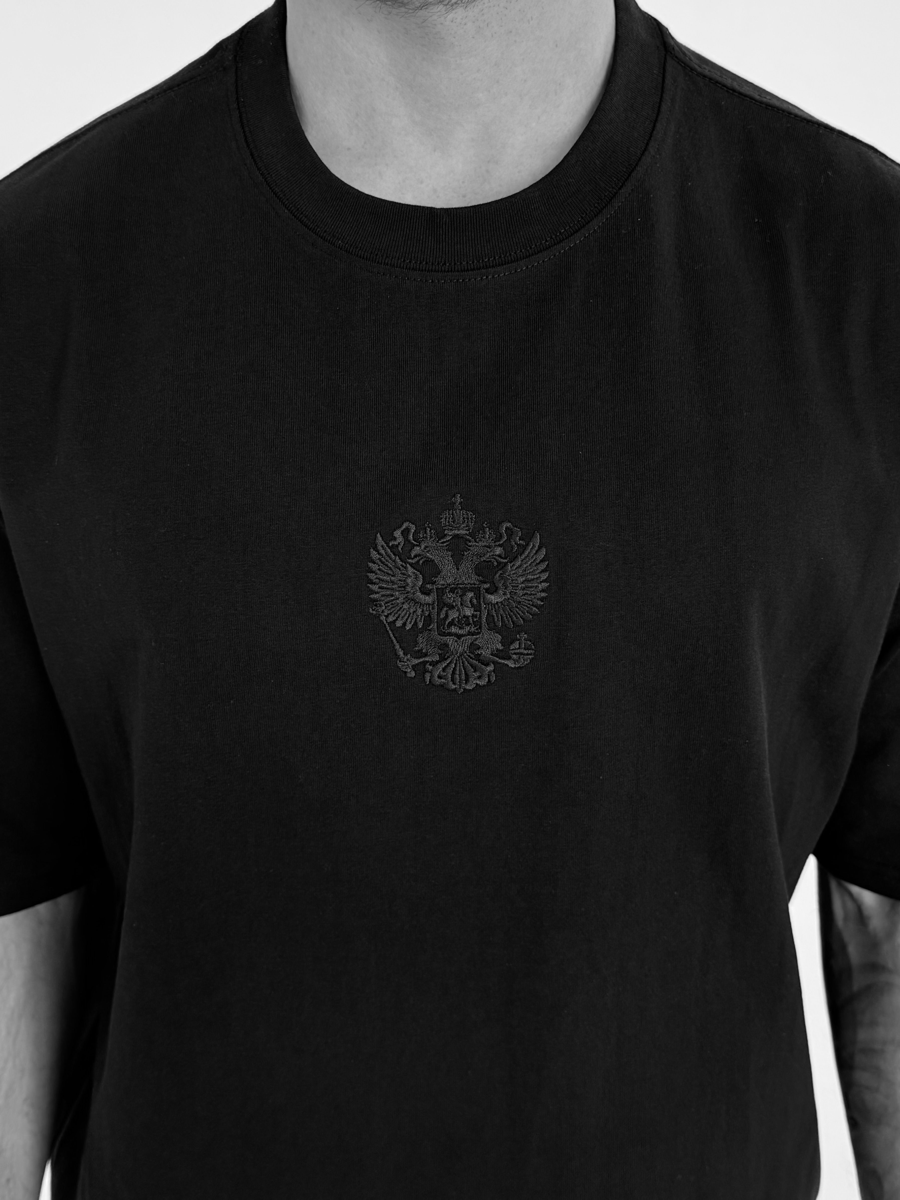 Футболка-ковер в черном цвете