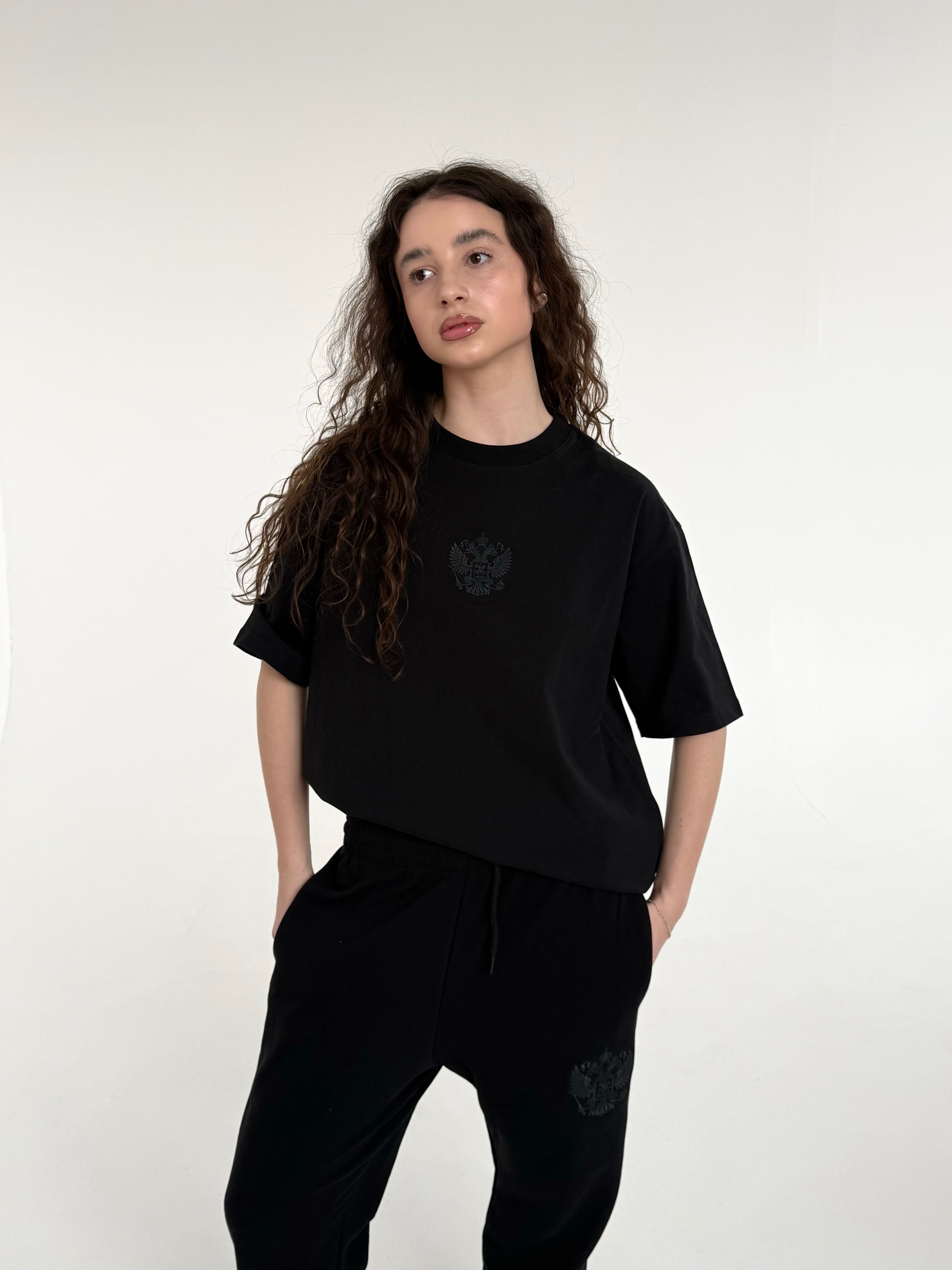 Футболка-ковер в черном цвете