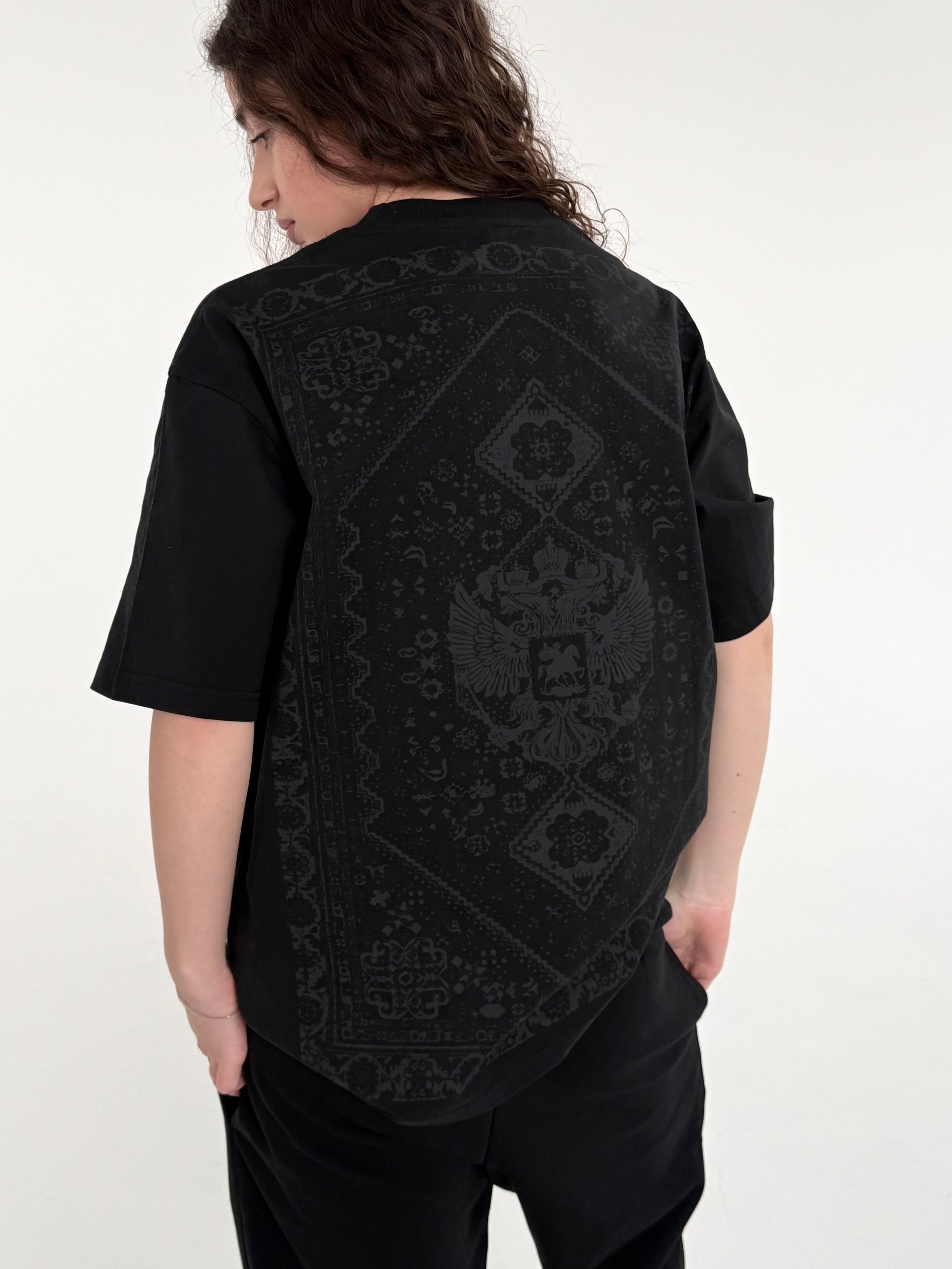 Футболка-ковер в черном цвете