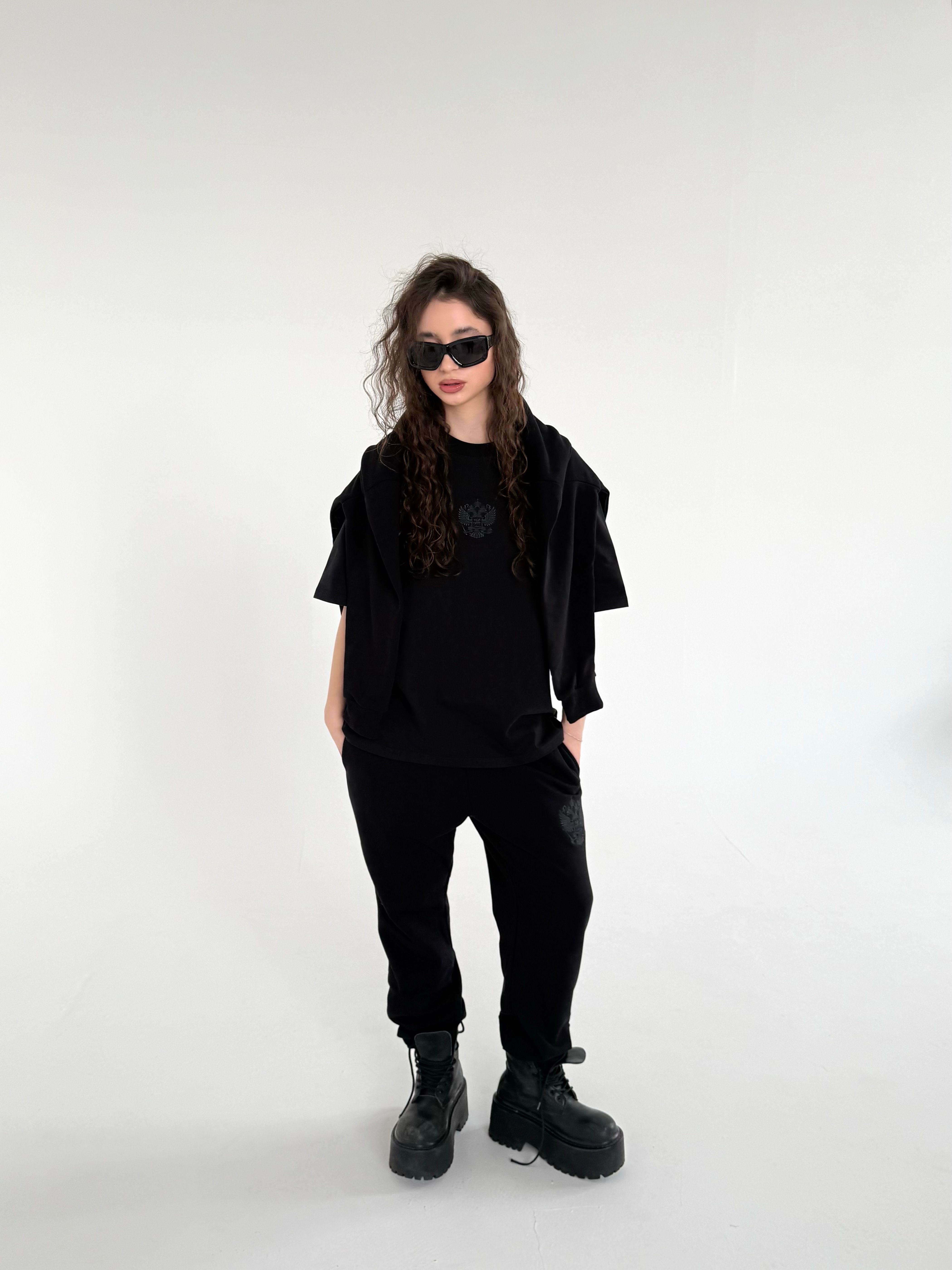 Футболка-ковер в черном цвете