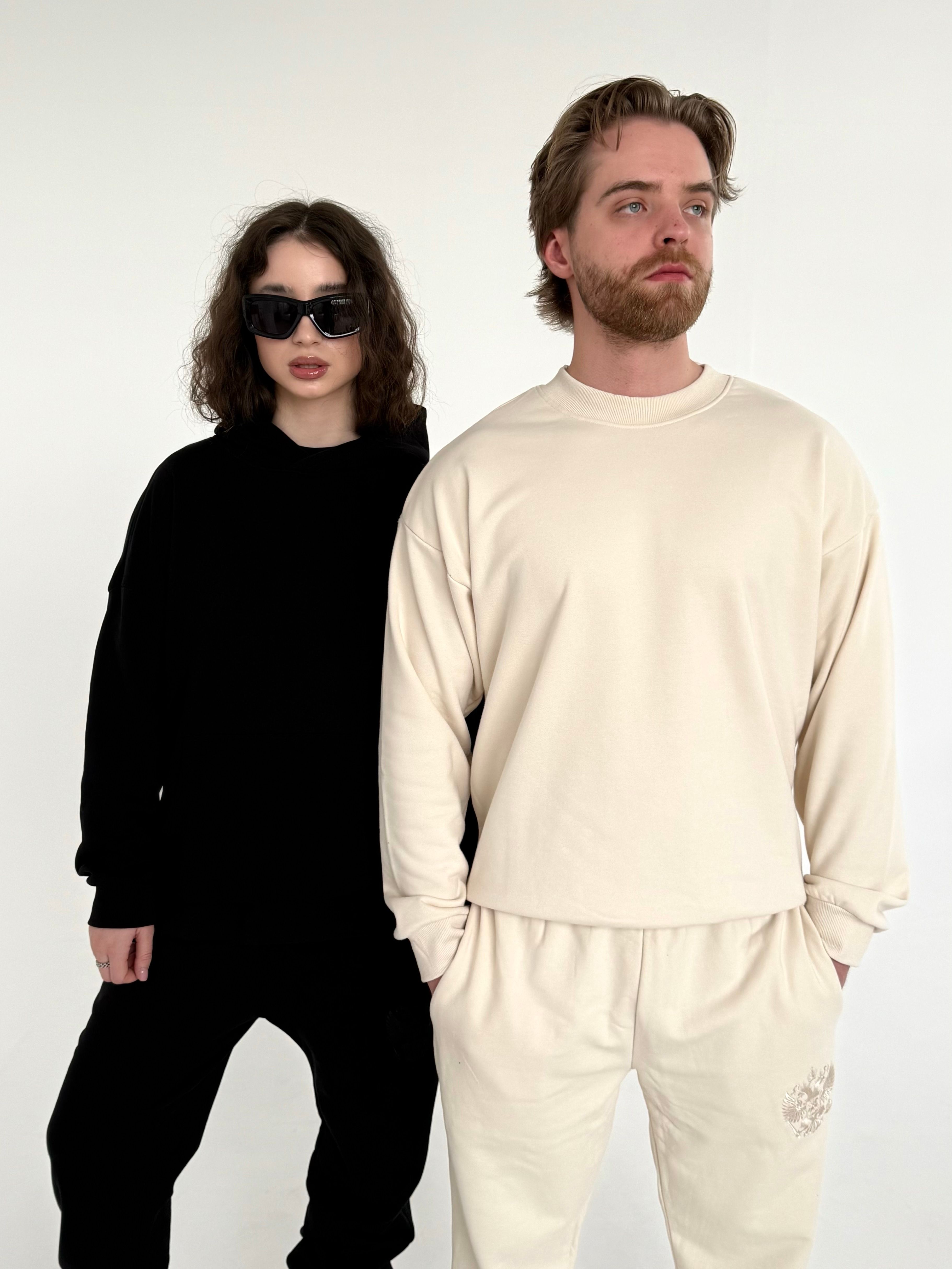 Молочный свитшот с вышивкой герба