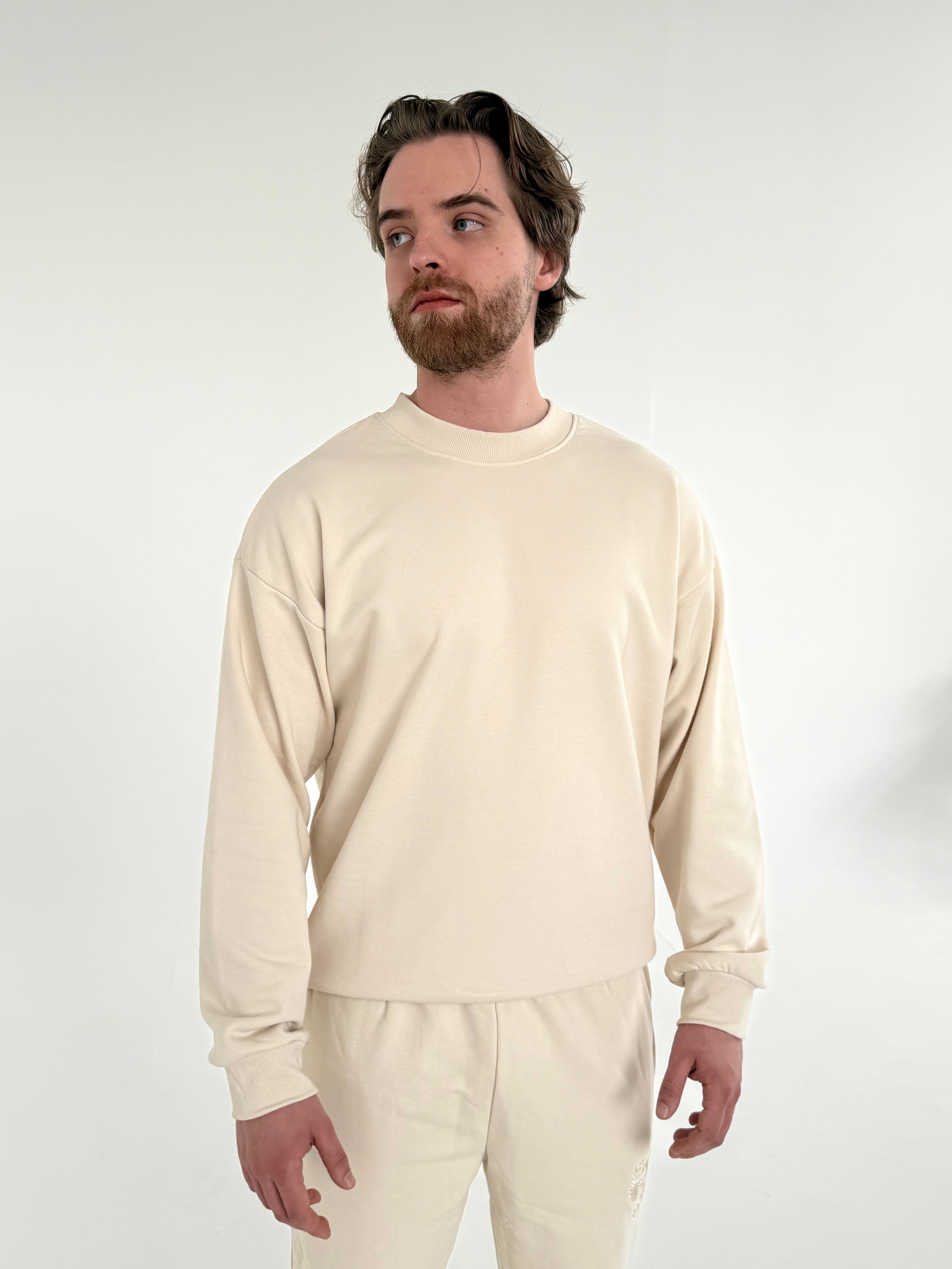 Молочный свитшот с вышивкой герба